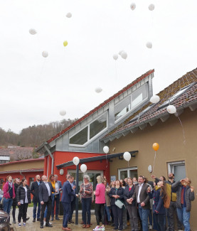 Luftballons steigen vor dem Familienstützpunkt auf